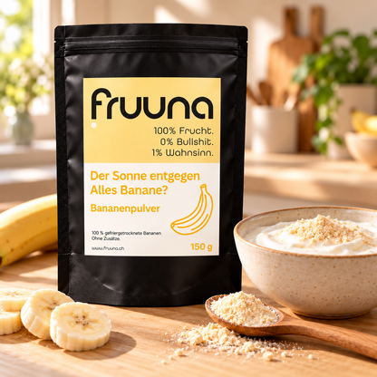 fruuna Bananenpulver 150 g im schwarzen Beutel in einer hellen Küche, mit einer Schale zur Anwendung