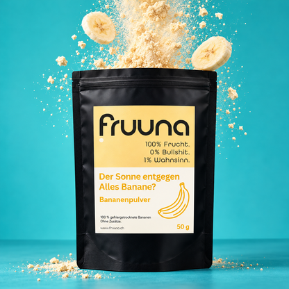 fruuna Bananenpulver 50 g im schwarzen Beutel mit gelbem Originaletikett vor türkisem Hintergrund