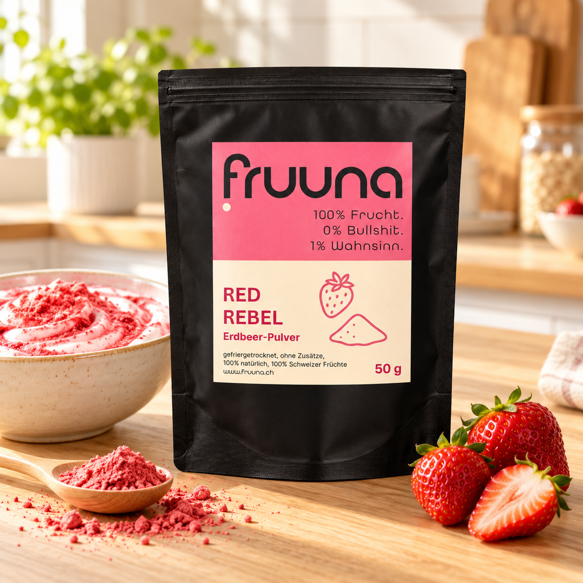 Fruuna Erdbeerpulver 50 g neben einer Joghurt-Bowl, frischen Erdbeeren und einem Löffel Fruchtpulver.