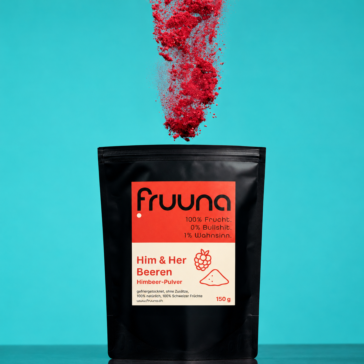 Fruuna Himbeerpulver 150 g im schwarzen Beutel mit orangefarbenem Etikett vor türkisfarbenem Hintergrund.