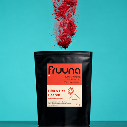 Fruuna Himbeerpulver 50 g im schwarzen Beutel mit orangefarbenem Etikett vor türkisfarbenem Hintergrund.